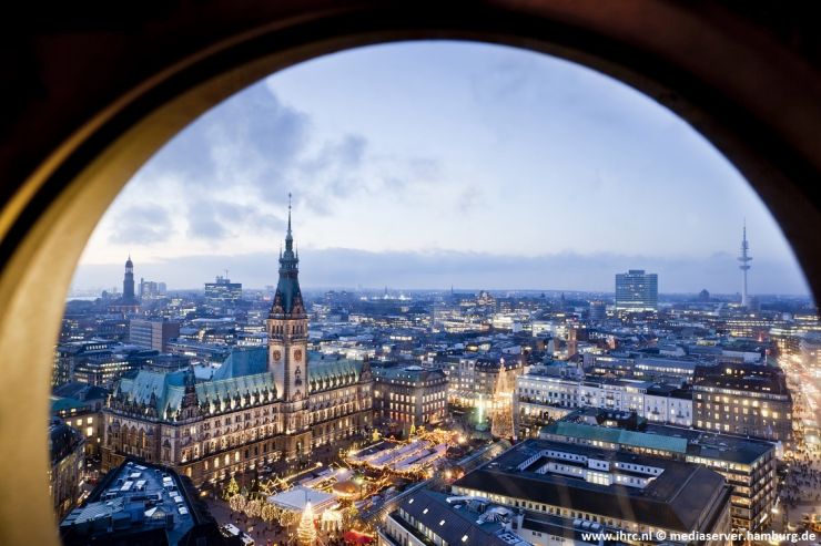 Hamburg Town Hall Christmas market © mediaserver.hamburg.de.jpg