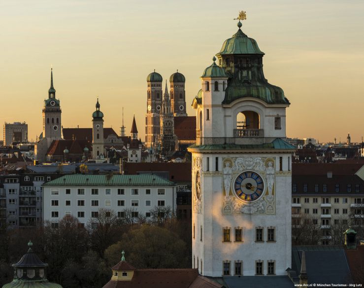 München Panorama and Müllersches Volksbad in the dusk © München Tourismus - Jörg Lutz.jpg